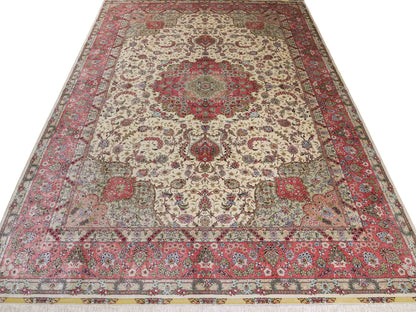 Sehr feiner, handgeknüpfter Khademi Orientteppich mit Ghom Design aus reiner Seide, creme, weiß, rosa. 301x206 cm.  Vertrieb durch Jupiter Intl.
