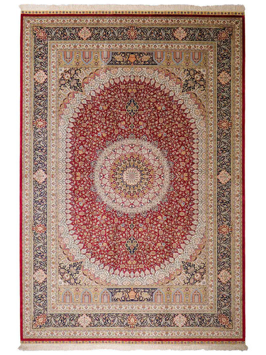 Sehr feiner, handgeknüpfter Khademi Orientteppich mit Ghom Design aus reiner Seide, rot, blau, creme. 305x206 cm. Vertrieb durch Jupiter Intl.