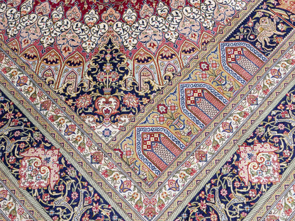 Sehr feiner, handgeknüpfter Khademi Orientteppich mit Ghom Design aus reiner Seide, rot, blau, creme. 305x206 cm. Vertrieb durch Jupiter Intl.