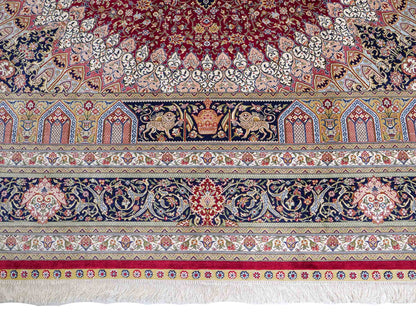 Sehr feiner, handgeknüpfter Khademi Orientteppich mit Ghom Design aus reiner Seide, rot, blau, creme. 305x206 cm. Vertrieb durch Jupiter Intl.
