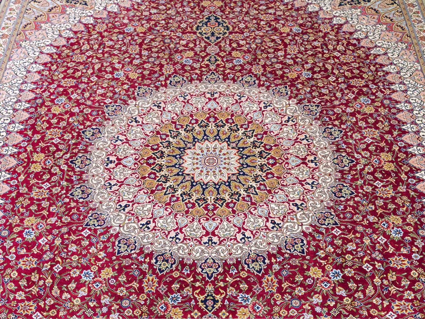Sehr feiner, handgeknüpfter Khademi Orientteppich mit Ghom Design aus reiner Seide, rot, blau, creme. 305x206 cm. Vertrieb durch Jupiter Intl.