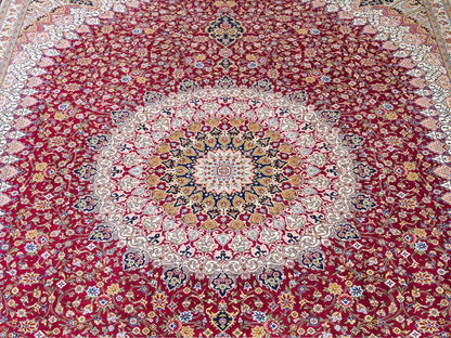 Sehr feiner, handgeknüpfter Khademi Orientteppich mit Ghom Design aus reiner Seide, rot, blau, creme. 305x206 cm. Vertrieb durch Jupiter Intl.