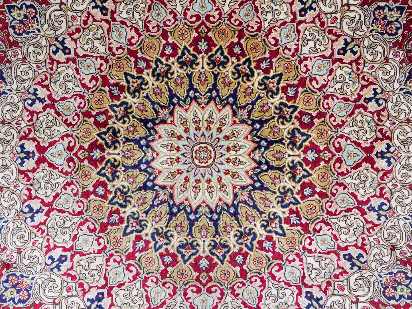 Sehr feiner, handgeknüpfter Khademi Orientteppich mit Ghom Design aus reiner Seide, rot, blau, creme. 305x206 cm. Vertrieb durch Jupiter Intl.