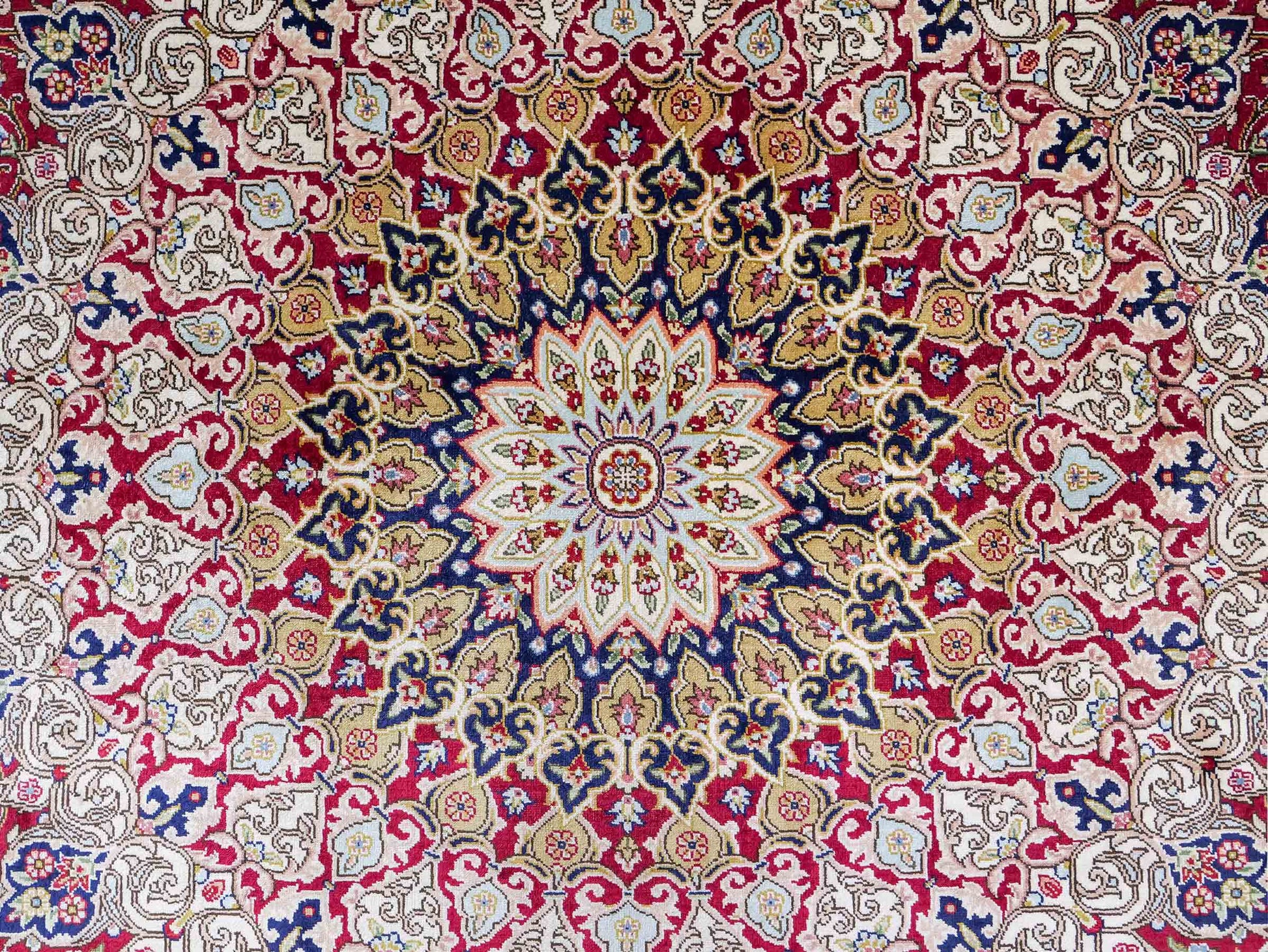Sehr feiner, handgeknüpfter Khademi Orientteppich mit Ghom Design aus reiner Seide, rot, blau, creme. 305x206 cm. Vertrieb durch Jupiter Intl.