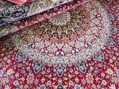 Sehr feiner, handgeknüpfter Khademi Orientteppich mit Ghom Design aus reiner Seide, rot, blau, creme. 305x206 cm. Vertrieb durch Jupiter Intl.