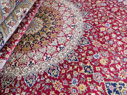 Sehr feiner, handgeknüpfter Khademi Orientteppich mit Ghom Design aus reiner Seide, rot, blau, creme. 305x206 cm. Vertrieb durch Jupiter Intl.