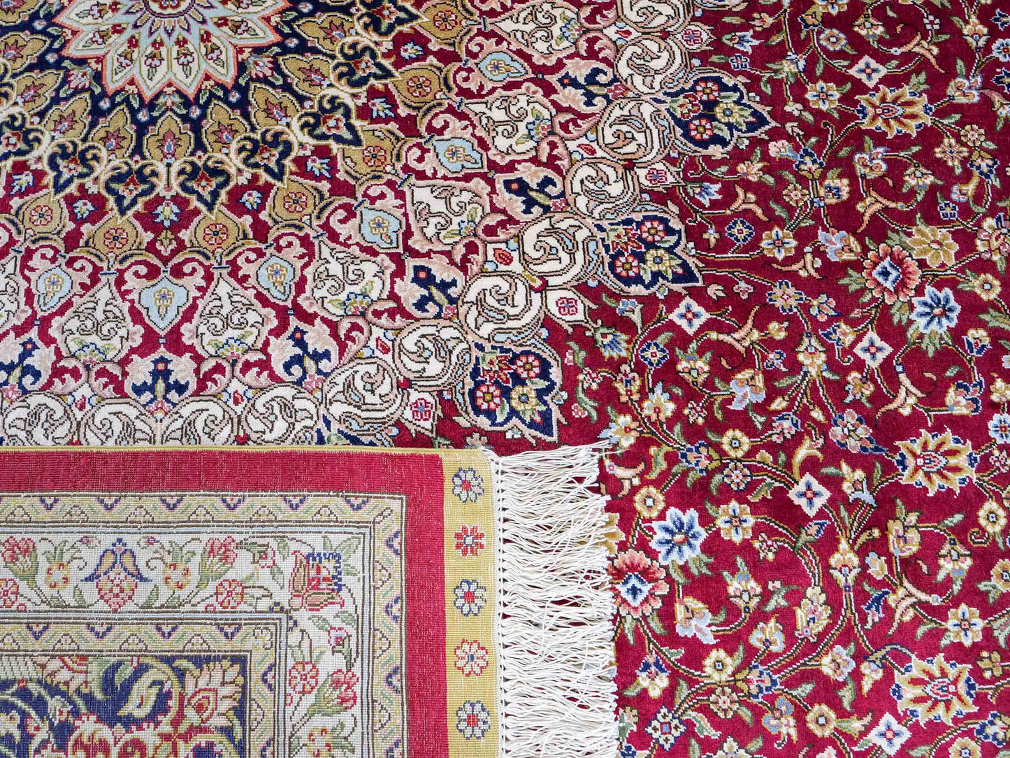 Sehr feiner, handgeknüpfter Khademi Orientteppich mit Ghom Design aus reiner Seide, rot, blau, creme. 305x206 cm. Vertrieb durch Jupiter Intl.
