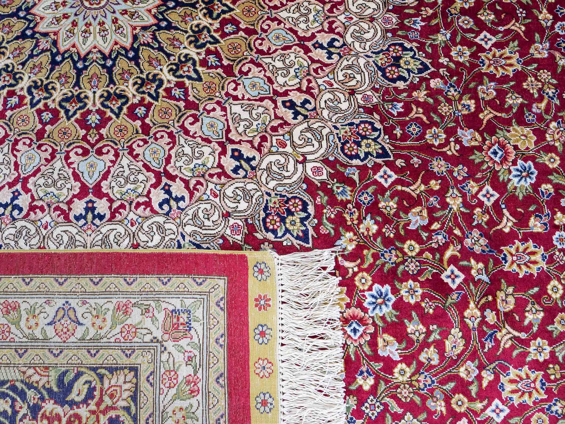 Sehr feiner, handgeknüpfter Khademi Orientteppich mit Ghom Design aus reiner Seide, rot, blau, creme. 305x206 cm. Vertrieb durch Jupiter Intl.