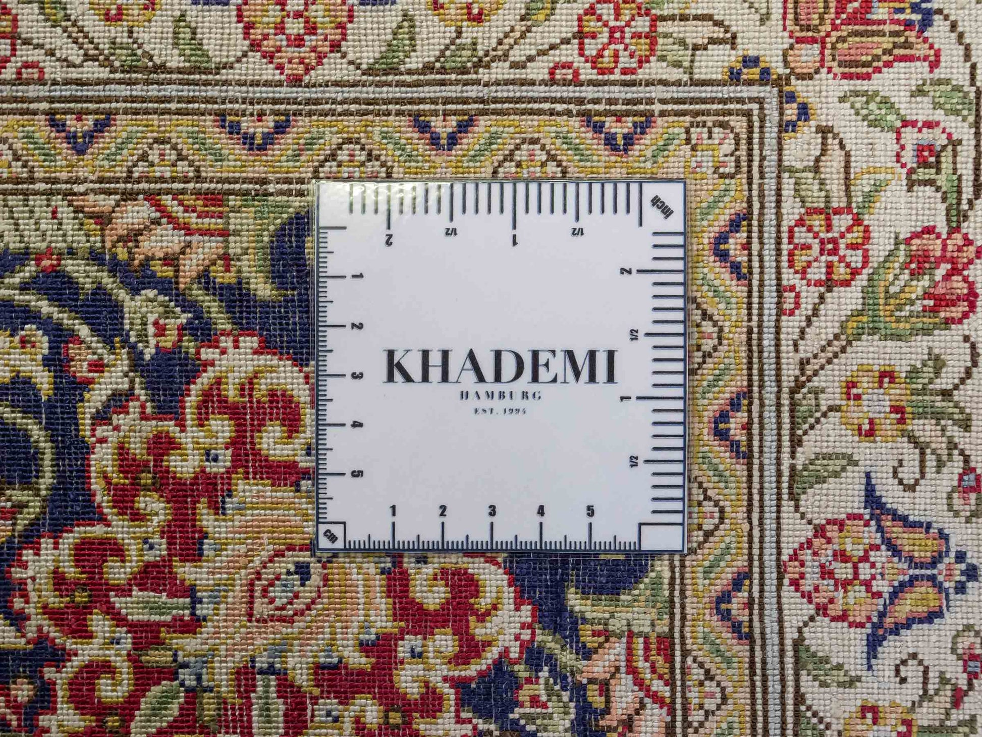 Sehr feiner, handgeknüpfter Khademi Orientteppich mit Ghom Design aus reiner Seide, rot, blau, creme. 305x206 cm. Vertrieb durch Jupiter Intl.