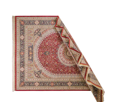 Sehr feiner, handgeknüpfter Khademi Orientteppich mit Ghom Design aus reiner Seide, rot, blau, creme. 305x206 cm. Vertrieb durch Jupiter Intl.