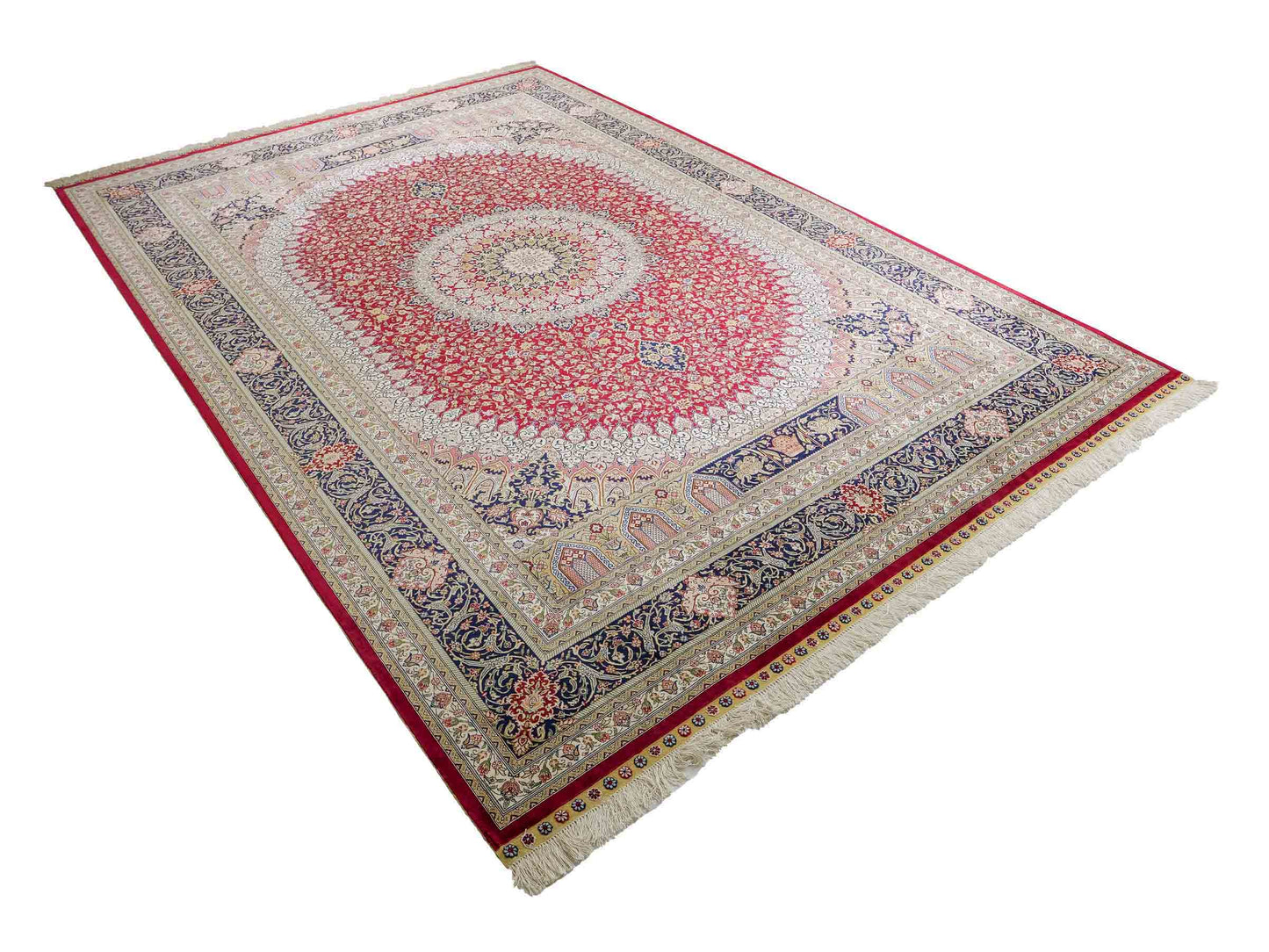 Sehr feiner, handgeknüpfter Khademi Orientteppich mit Ghom Design aus reiner Seide, rot, blau, creme. 305x206 cm. Vertrieb durch Jupiter Intl.