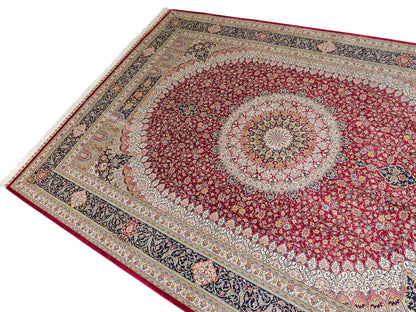Sehr feiner, handgeknüpfter Khademi Orientteppich mit Ghom Design aus reiner Seide, rot, blau, creme. 305x206 cm. Vertrieb durch Jupiter Intl.