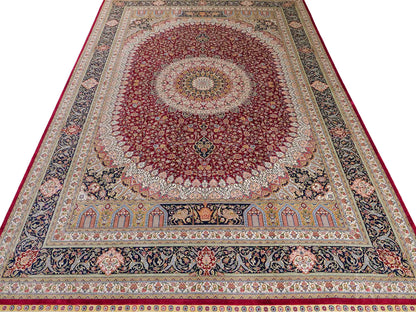 Sehr feiner, handgeknüpfter Khademi Orientteppich mit Ghom Design aus reiner Seide, rot, blau, creme. 305x206 cm. Vertrieb durch Jupiter Intl.
