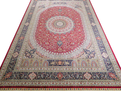 Sehr feiner, handgeknüpfter Khademi Orientteppich mit Ghom Design aus reiner Seide, rot, blau, creme. 305x206 cm. Vertrieb durch Jupiter Intl.