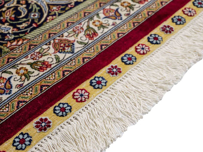 Sehr feiner, handgeknüpfter Khademi Orientteppich mit Ghom Design aus reiner Seide, rot, blau, creme. 305x206 cm. Vertrieb durch Jupiter Intl.