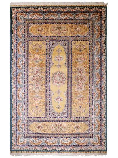 Sehr feiner, handgeknüpfter Khademi Orientteppich mit Ghom Design aus reiner Seide, gelb, gold, grün. 305x207 cm. Vertrieb durch Jupiter Intl.