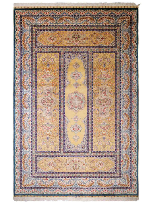 Sehr feiner, handgeknüpfter Khademi Orientteppich mit Ghom Design aus reiner Seide, gelb, gold, grün. 305x207 cm. Vertrieb durch Jupiter Intl.