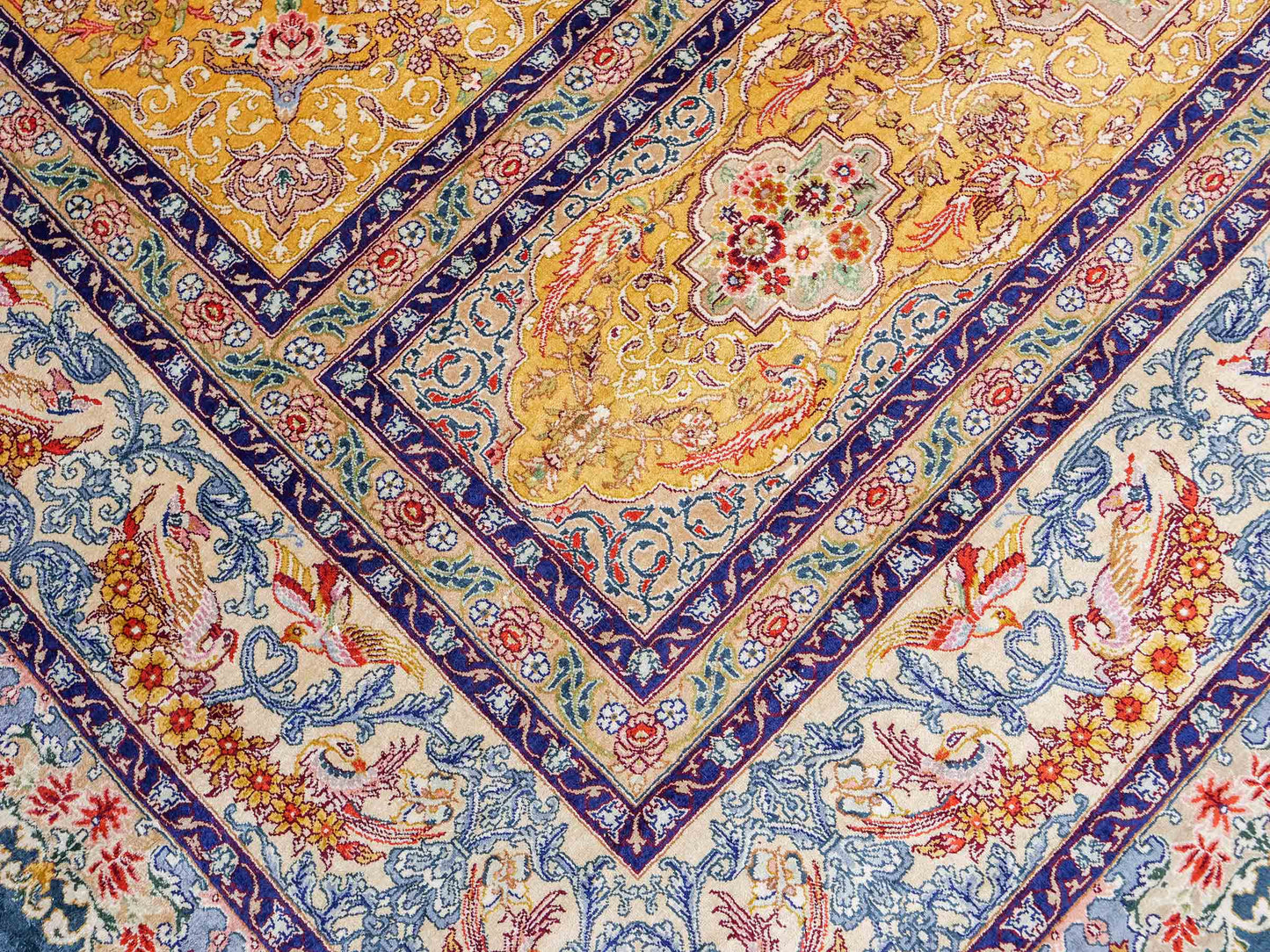 Sehr feiner, handgeknüpfter Khademi Orientteppich mit Ghom Design aus reiner Seide, gelb, gold, grün. 305x207 cm. Vertrieb durch Jupiter Intl.