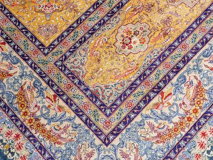 Sehr feiner, handgeknüpfter Khademi Orientteppich mit Ghom Design aus reiner Seide, gelb, gold, grün. 305x207 cm. Vertrieb durch Jupiter Intl.