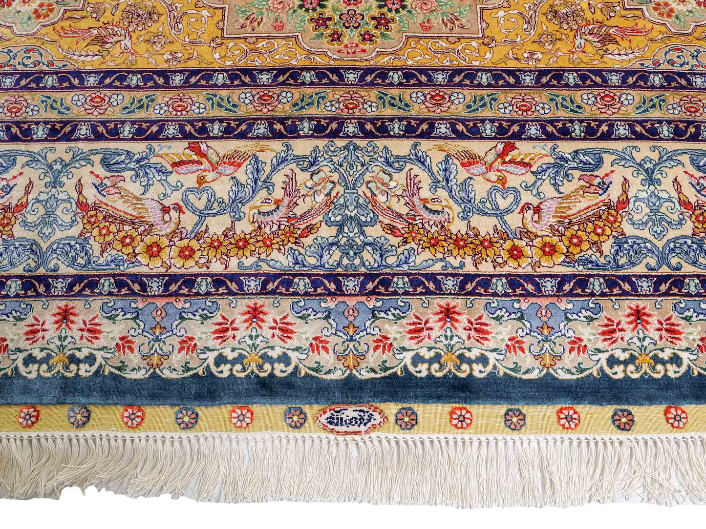 Sehr feiner, handgeknüpfter Khademi Orientteppich mit Ghom Design aus reiner Seide, gelb, gold, grün. 305x207 cm. Vertrieb durch Jupiter Intl.
