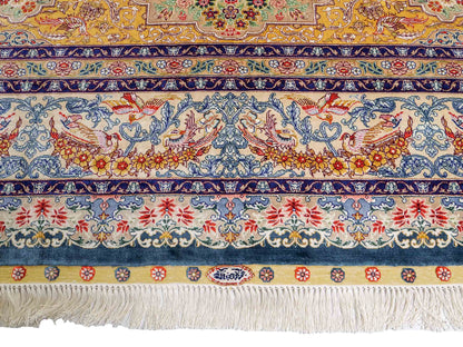 Sehr feiner, handgeknüpfter Khademi Orientteppich mit Ghom Design aus reiner Seide, gelb, gold, grün. 305x207 cm. Vertrieb durch Jupiter Intl.