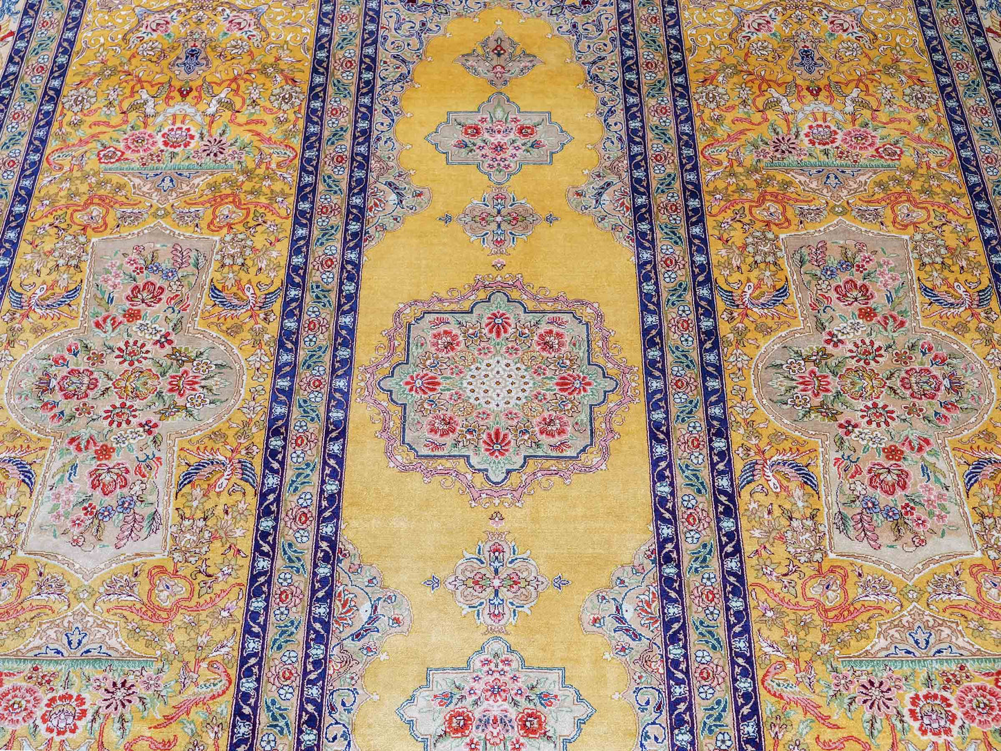 Sehr feiner, handgeknüpfter Khademi Orientteppich mit Ghom Design aus reiner Seide, gelb, gold, grün. 305x207 cm. Vertrieb durch Jupiter Intl.