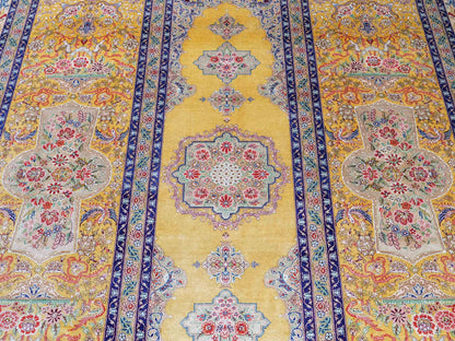 Sehr feiner, handgeknüpfter Khademi Orientteppich mit Ghom Design aus reiner Seide, gelb, gold, grün. 305x207 cm. Vertrieb durch Jupiter Intl.