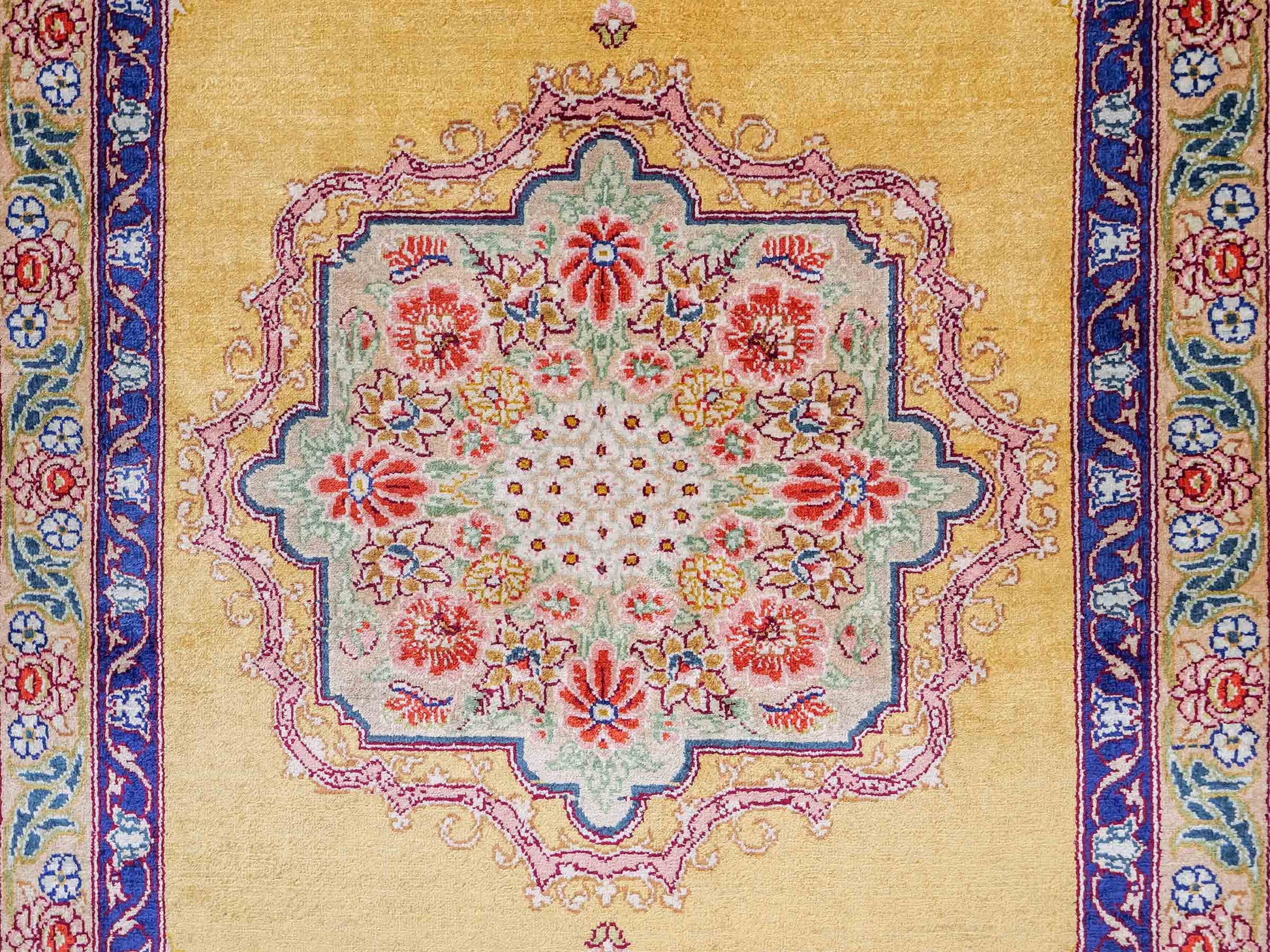 Sehr feiner, handgeknüpfter Khademi Orientteppich mit Ghom Design aus reiner Seide, gelb, gold, grün. 305x207 cm. Vertrieb durch Jupiter Intl.