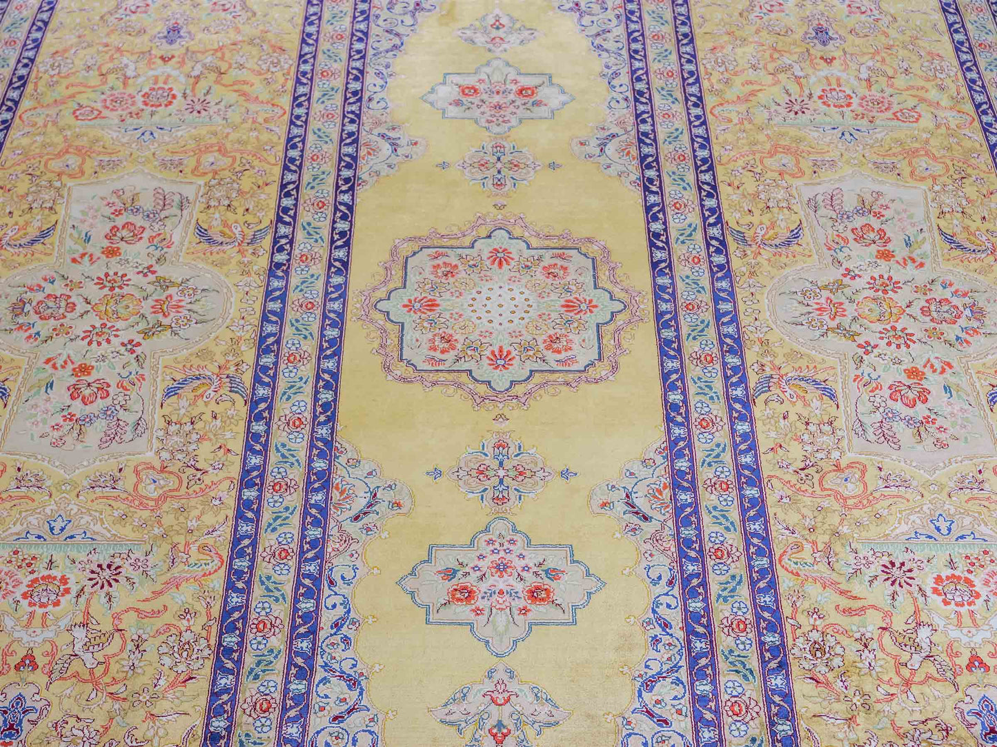 Sehr feiner, handgeknüpfter Khademi Orientteppich mit Ghom Design aus reiner Seide, gelb, gold, grün. 305x207 cm. Vertrieb durch Jupiter Intl.
