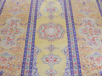 Sehr feiner, handgeknüpfter Khademi Orientteppich mit Ghom Design aus reiner Seide, gelb, gold, grün. 305x207 cm. Vertrieb durch Jupiter Intl.