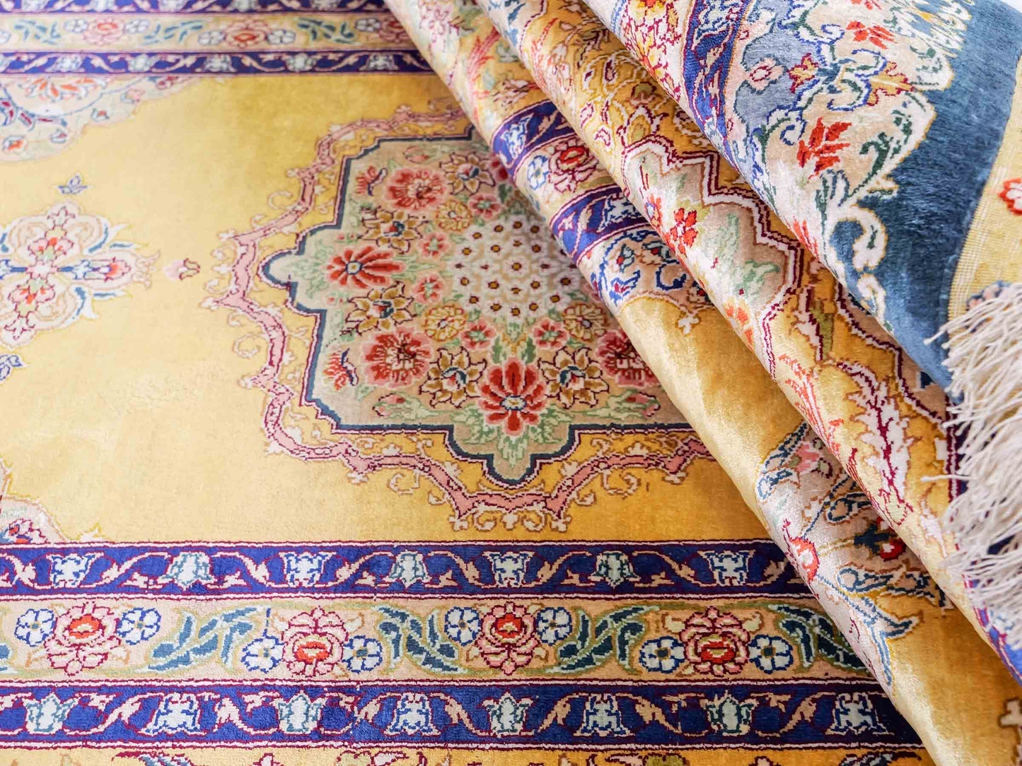 Sehr feiner, handgeknüpfter Khademi Orientteppich mit Ghom Design aus reiner Seide, gelb, gold, grün. 305x207 cm. Vertrieb durch Jupiter Intl.