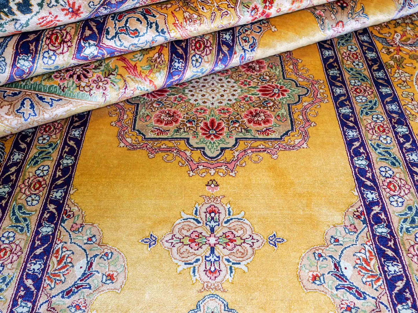 Sehr feiner, handgeknüpfter Khademi Orientteppich mit Ghom Design aus reiner Seide, gelb, gold, grün. 305x207 cm. Vertrieb durch Jupiter Intl.