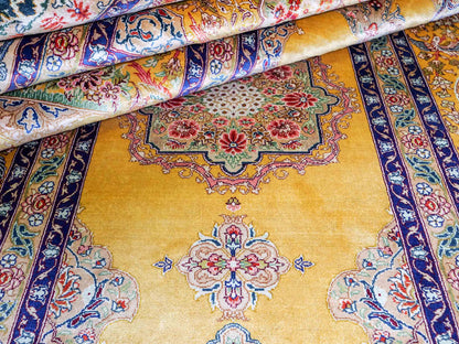 Sehr feiner, handgeknüpfter Khademi Orientteppich mit Ghom Design aus reiner Seide, gelb, gold, grün. 305x207 cm. Vertrieb durch Jupiter Intl.