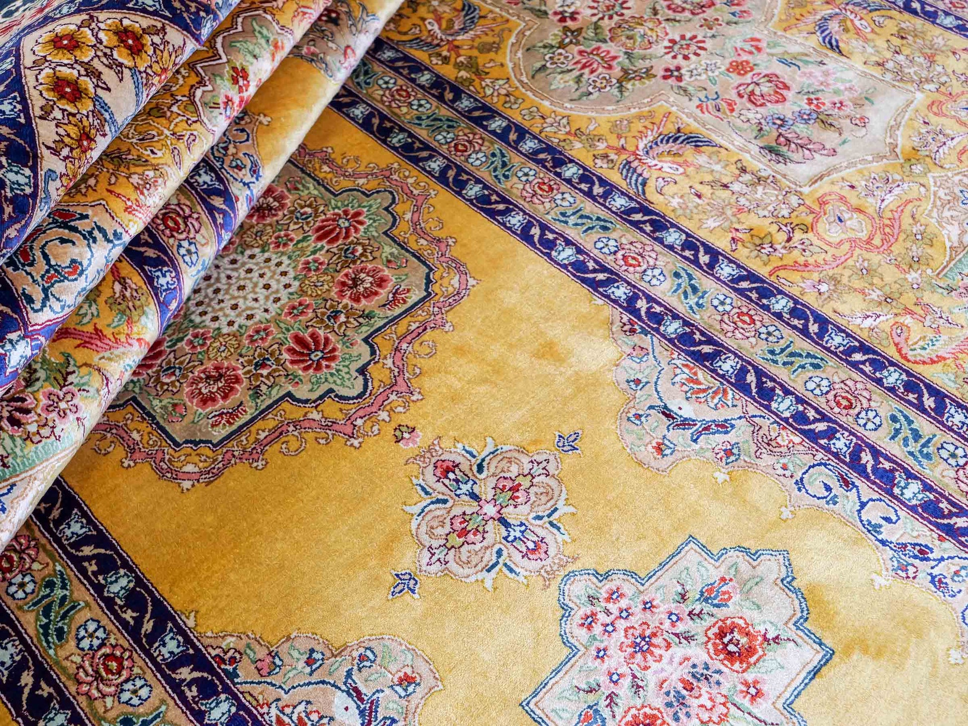 Sehr feiner, handgeknüpfter Khademi Orientteppich mit Ghom Design aus reiner Seide, gelb, gold, grün. 305x207 cm. Vertrieb durch Jupiter Intl.