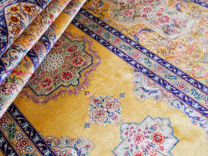 Sehr feiner, handgeknüpfter Khademi Orientteppich mit Ghom Design aus reiner Seide, gelb, gold, grün. 305x207 cm. Vertrieb durch Jupiter Intl.