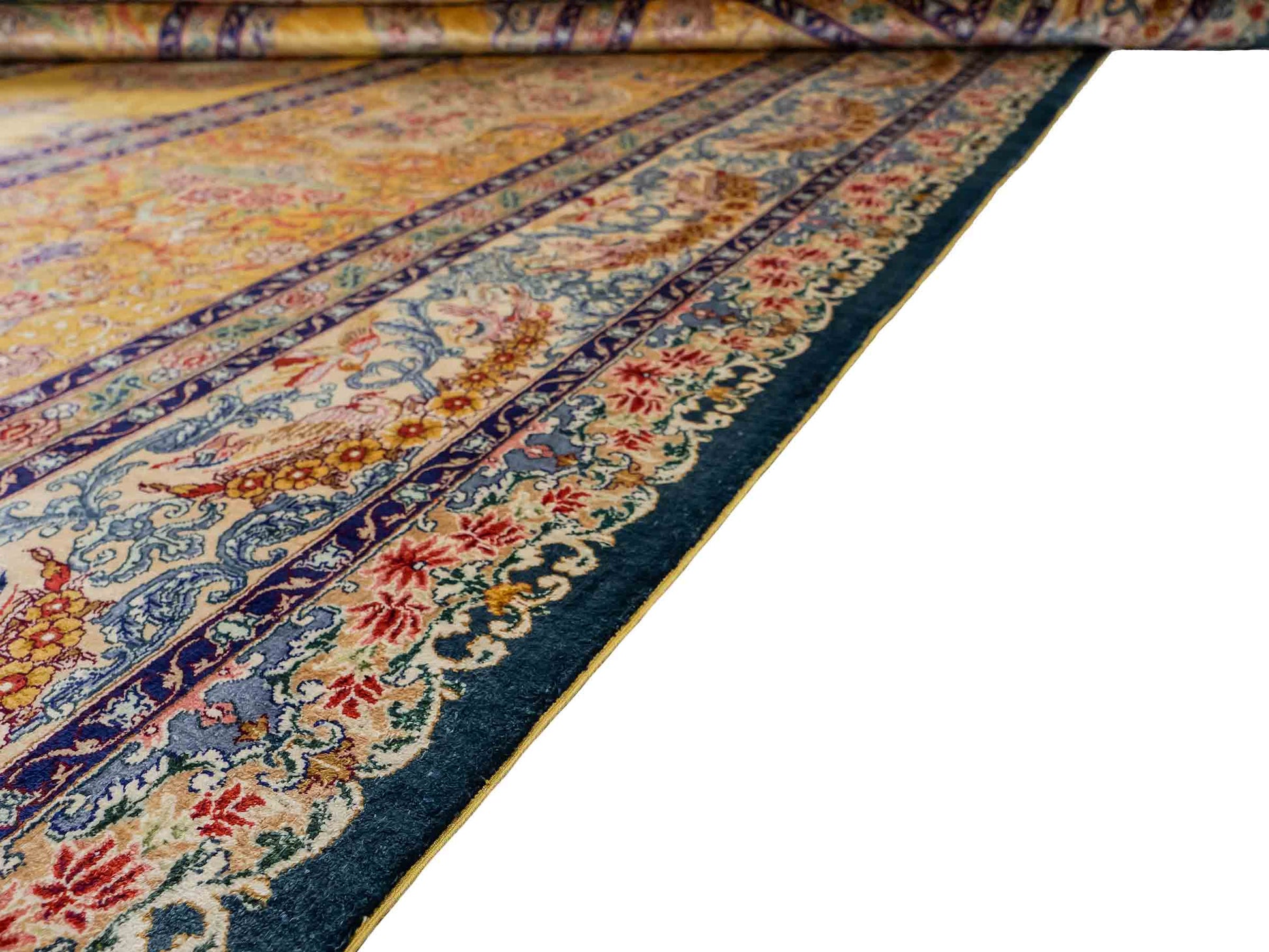 Sehr feiner, handgeknüpfter Khademi Orientteppich mit Ghom Design aus reiner Seide, gelb, gold, grün. 305x207 cm. Vertrieb durch Jupiter Intl.