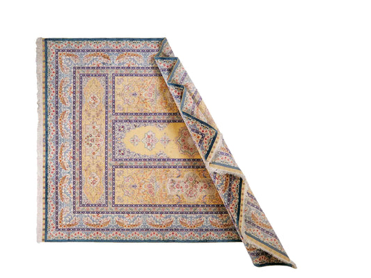 Sehr feiner, handgeknüpfter Khademi Orientteppich mit Ghom Design aus reiner Seide, gelb, gold, grün. 305x207 cm. Vertrieb durch Jupiter Intl.
