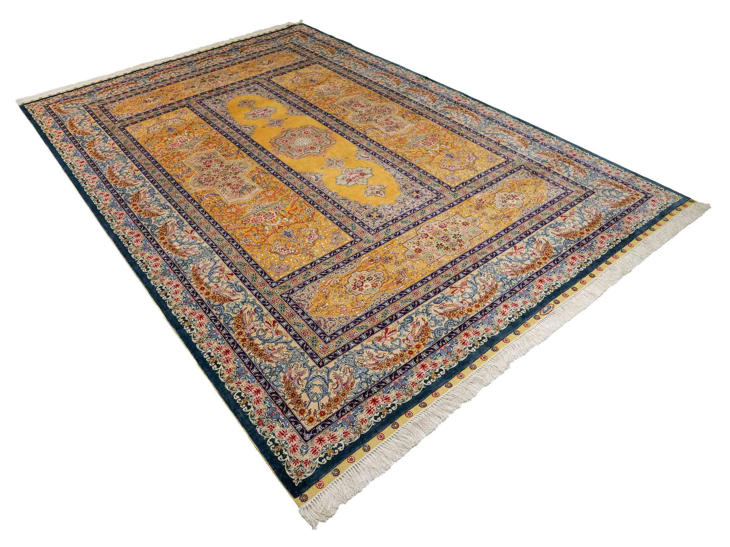 Sehr feiner, handgeknüpfter Khademi Orientteppich mit Ghom Design aus reiner Seide, gelb, gold, grün. 305x207 cm. Vertrieb durch Jupiter Intl.