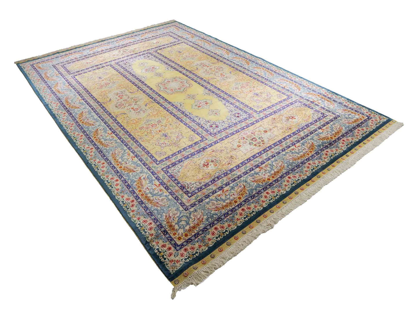 Sehr feiner, handgeknüpfter Khademi Orientteppich mit Ghom Design aus reiner Seide, gelb, gold, grün. 305x207 cm. Vertrieb durch Jupiter Intl.