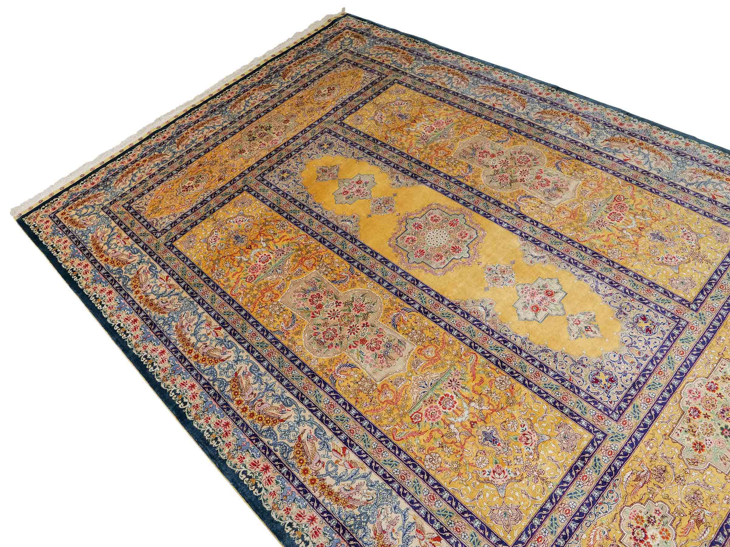 Sehr feiner, handgeknüpfter Khademi Orientteppich mit Ghom Design aus reiner Seide, gelb, gold, grün. 305x207 cm. Vertrieb durch Jupiter Intl.