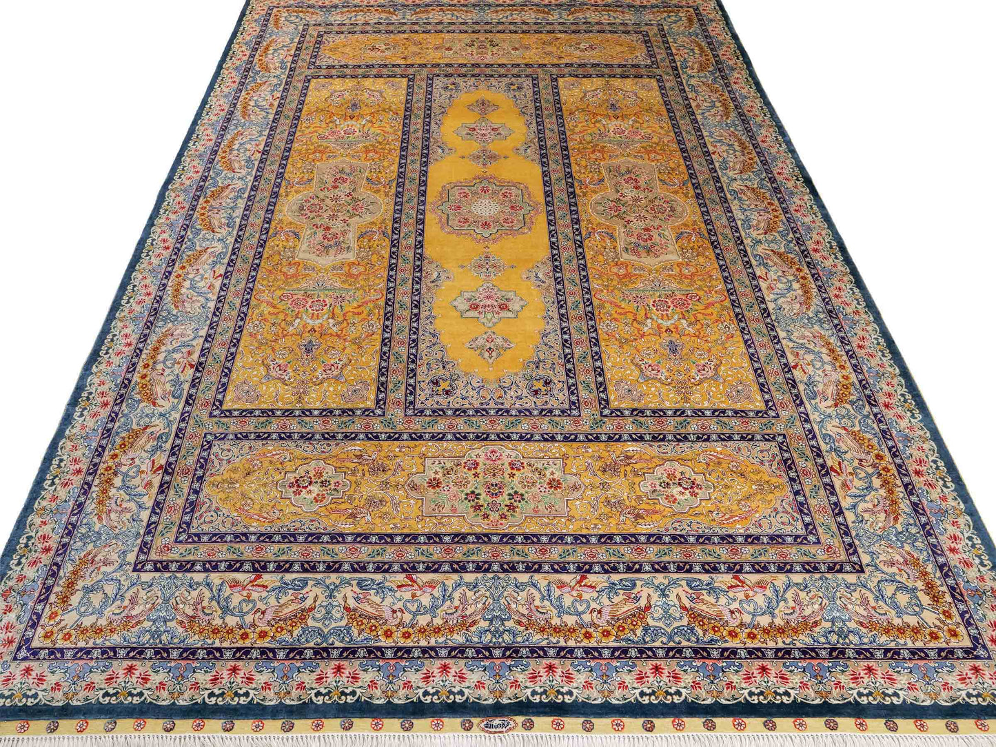 Sehr feiner, handgeknüpfter Khademi Orientteppich mit Ghom Design aus reiner Seide, gelb, gold, grün. 305x207 cm. Vertrieb durch Jupiter Intl.