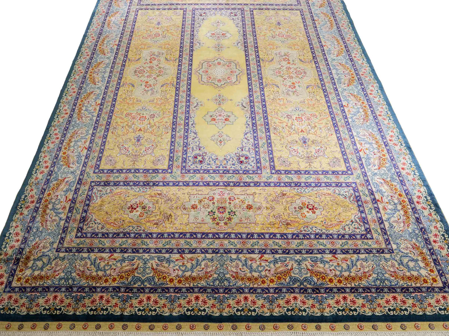 Sehr feiner, handgeknüpfter Khademi Orientteppich mit Ghom Design aus reiner Seide, gelb, gold, grün. 305x207 cm. Vertrieb durch Jupiter Intl.