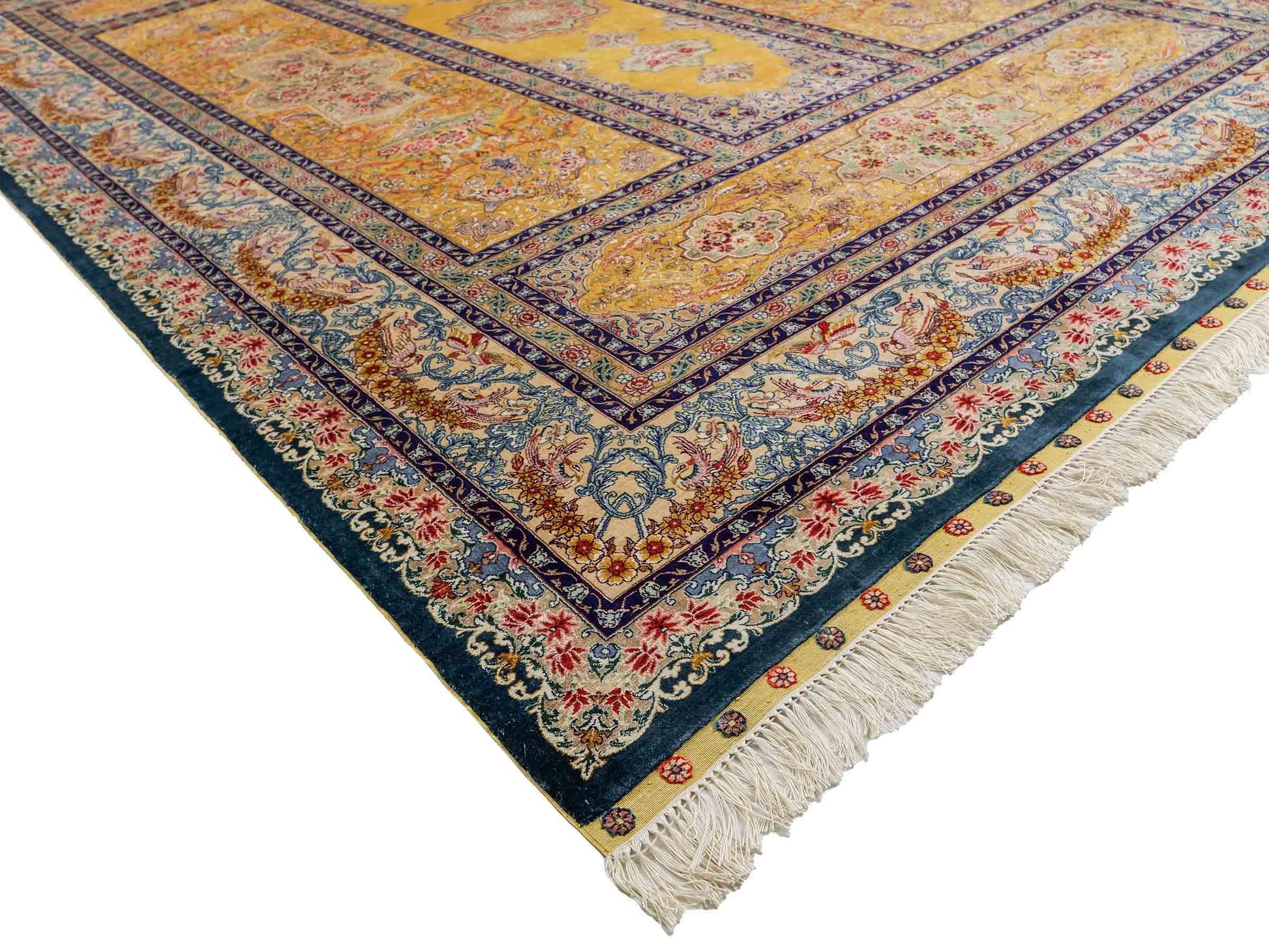 Sehr feiner, handgeknüpfter Khademi Orientteppich mit Ghom Design aus reiner Seide, gelb, gold, grün. 305x207 cm. Vertrieb durch Jupiter Intl.