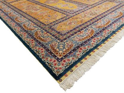 Sehr feiner, handgeknüpfter Khademi Orientteppich mit Ghom Design aus reiner Seide, gelb, gold, grün. 305x207 cm. Vertrieb durch Jupiter Intl.