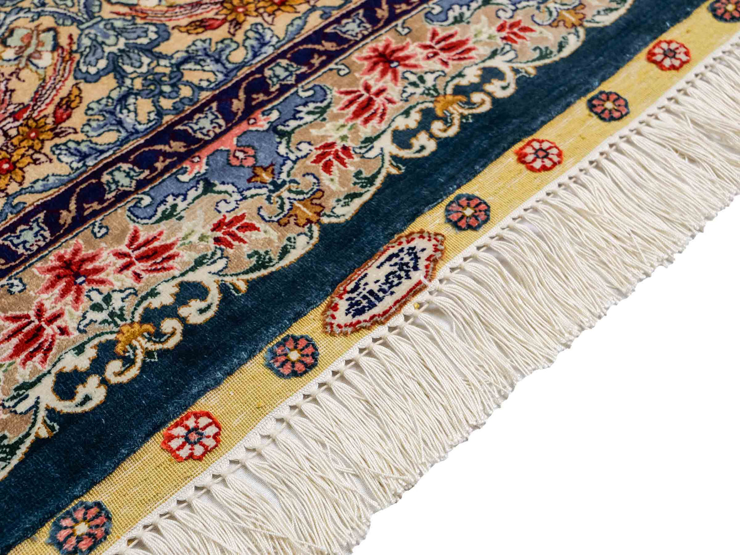 Sehr feiner, handgeknüpfter Khademi Orientteppich mit Ghom Design aus reiner Seide, gelb, gold, grün. 305x207 cm. Vertrieb durch Jupiter Intl.