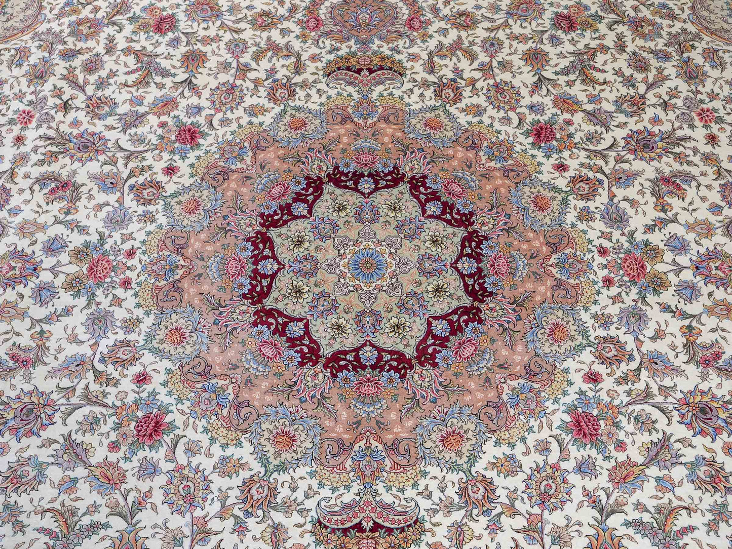Sehr feiner, handgeknüpfter Khademi Orientteppich mit Ghom Design aus reiner Seide, creme, weiß, rosa. 305x252 cm. Vertrieb durch Jupiter Intl.