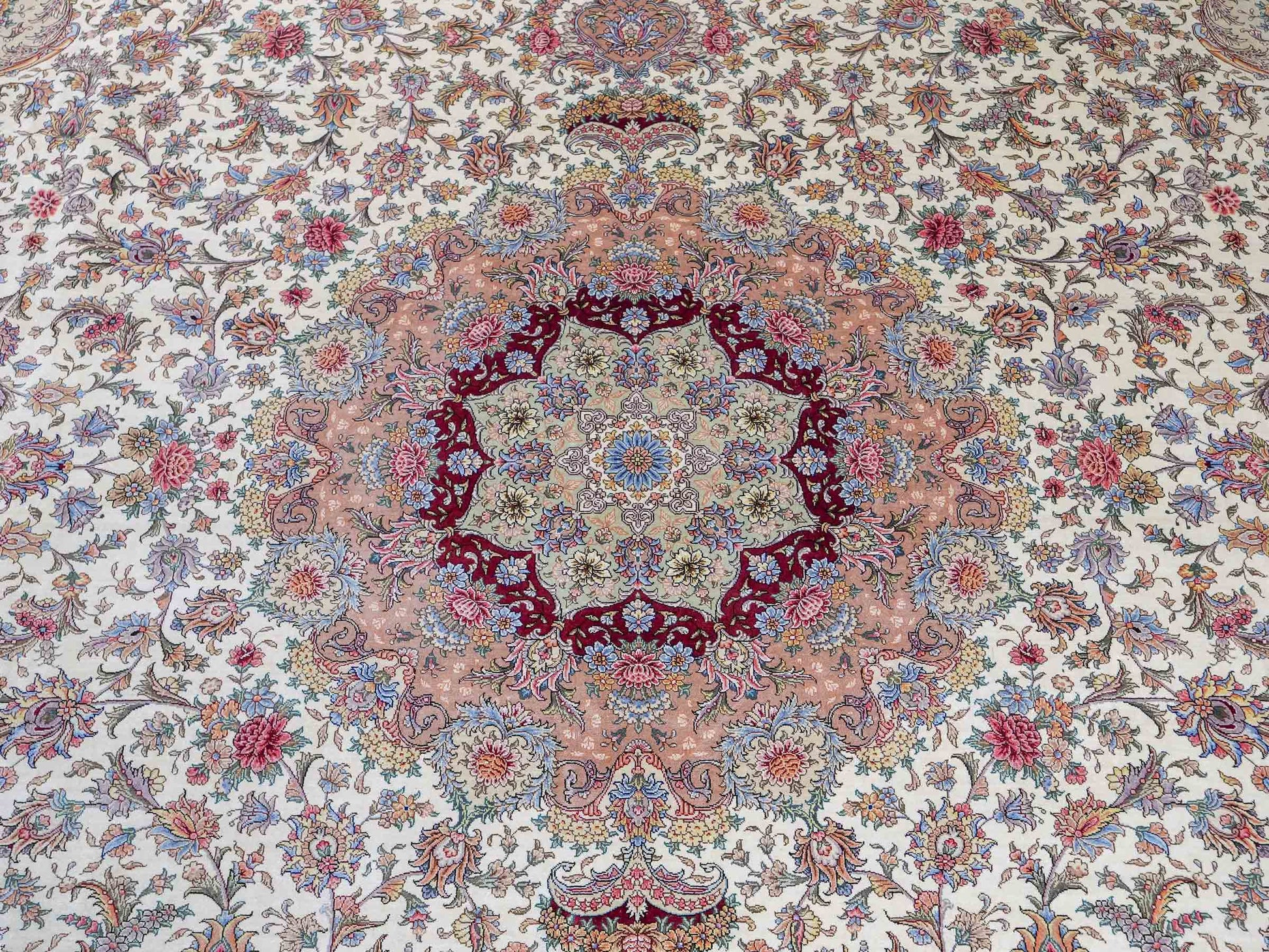 Sehr feiner, handgeknüpfter Khademi Orientteppich mit Ghom Design aus reiner Seide, creme, weiß, rosa. 305x252 cm. Vertrieb durch Jupiter Intl.