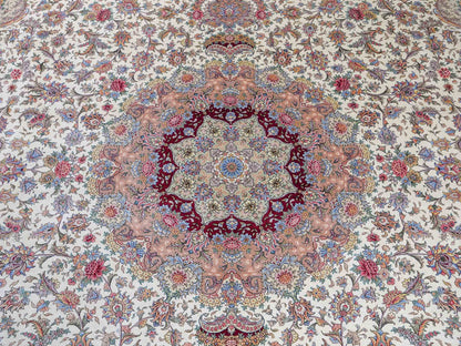 Sehr feiner, handgeknüpfter Khademi Orientteppich mit Ghom Design aus reiner Seide, creme, weiß, rosa. 305x252 cm. Vertrieb durch Jupiter Intl.