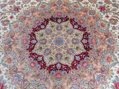 Sehr feiner, handgeknüpfter Khademi Orientteppich mit Ghom Design aus reiner Seide, creme, weiß, rosa. 305x252 cm. Vertrieb durch Jupiter Intl.