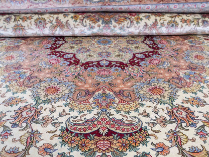 Sehr feiner, handgeknüpfter Khademi Orientteppich mit Ghom Design aus reiner Seide, creme, weiß, rosa. 305x252 cm. Vertrieb durch Jupiter Intl.